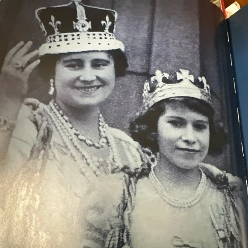 The Queen: The Life and Times of El...,‎ Ryan, Catherine